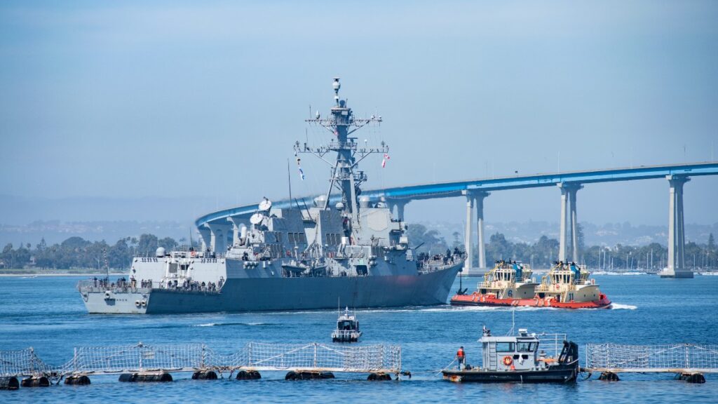 EU despliega un nuevo buque destructor, ahora en el Pacífico. America's Navy