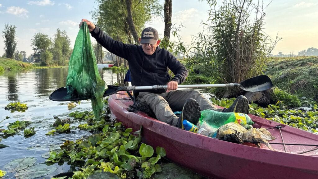 Canales patrimoniales de México bajo amenaza: Activista lucha por aguas libres de plástico