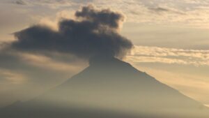 Captan rara neblina cerca del Popocatépetl; aparece y desaparece