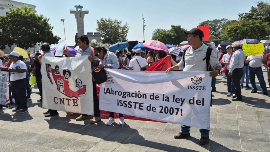 CNTE marcha en Villahermosa, Tabasco; exigen cambios en reforma de jubilaciones del ISSSTE.