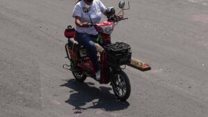 Conductora de mototaxi por aplicación exhibe a pasajero que la acosó durante un viaje en CDMX