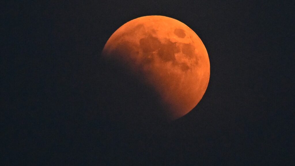 La noche del próximo 13 de marzo habrá un eclipse total de Luna, mejor conocido como “Luna de sangre”, checa cuánto durará.