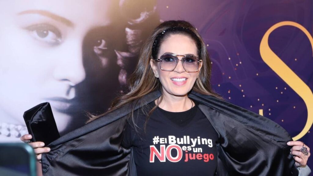 Yolanda Andrade, conductora de televisión