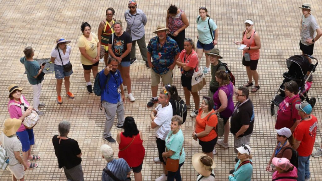 En 2024, subió el turismo desde y hacia México, pero se gastó más en el extranjero