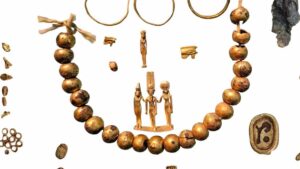 Encuentran en Egipto joyas y amuletos de oro con 2 mil 600 años de antigüedad
