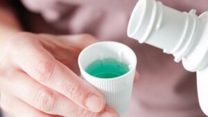 Cofepris emite alerta sanitaria por robo de solución bucal "Beniflant"; advierte de riesgos