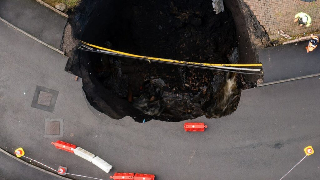 Joven cae a socavón tras accidente vehicular en Guadalajara