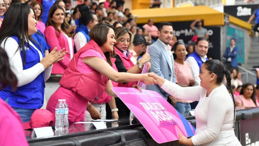 Entrega Tere Jiménez Tarjetas Rosas a mujeres que trabajan a favor de su comunidad; este año serán 3,000 beneficiadas