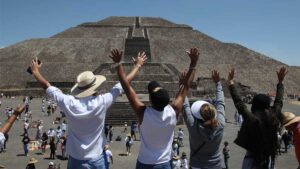 Multitudes reciben la primavera con rituales en Teotihuacán