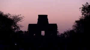 El dios K’iin ilumina el Templo de las Siete Muñecas en el equinoccio de primavera en Yucatán