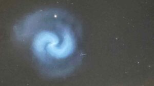 Así fue la impresionante espiral azul y blanca que apareció en los cielos de Europa: fotos