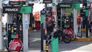 Fijan precio de gasolina Magna para 2026 en un máximo de 24 pesos