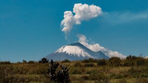 Sube al cráter del Popo y deja ofrenda por cumple del volcán; video sorprende