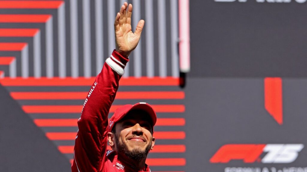Lewis Hamilton, en festejo con Ferrari