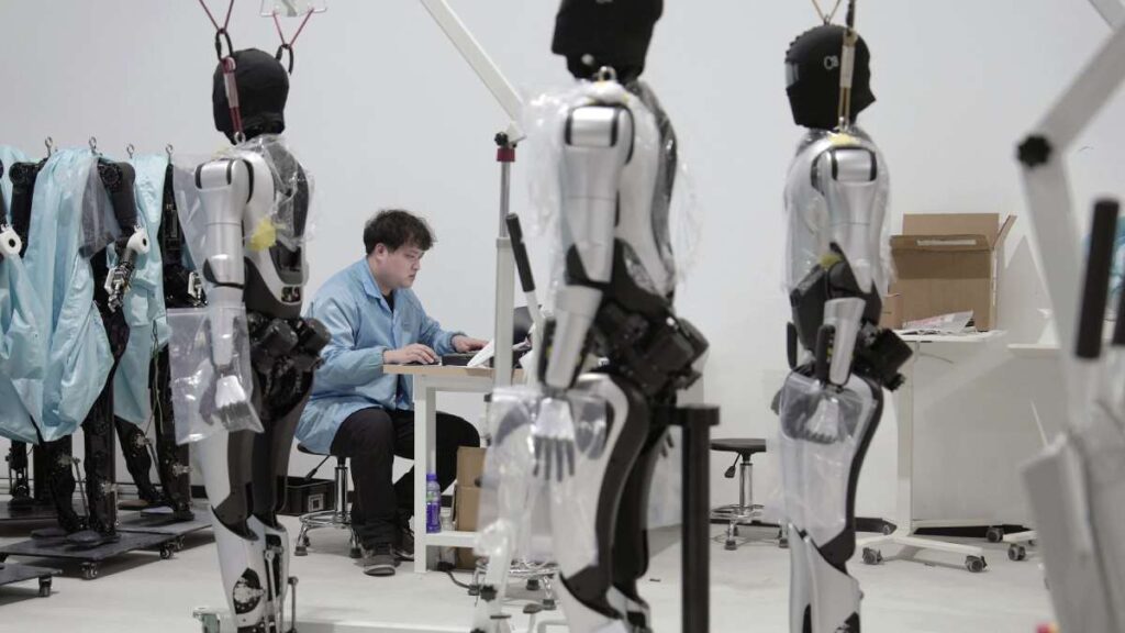 Robots humanoides que aprenden a limpiar y cocinar en Shanghái