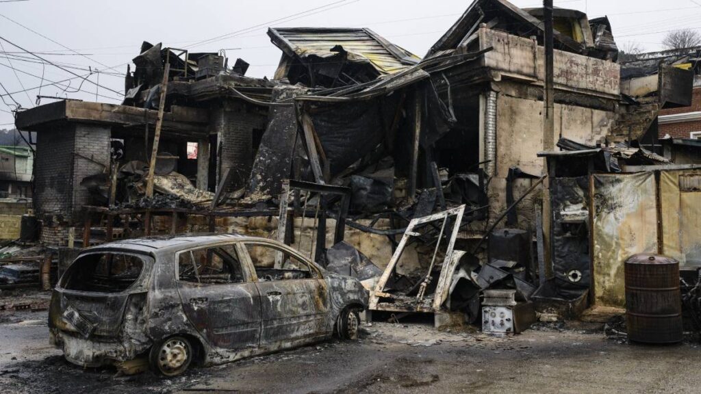 Helicópteros combaten incendios en Corea del Sur