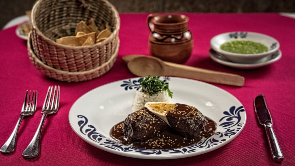 Mole poblano, entre las mejores salsas del mundo; así se hace