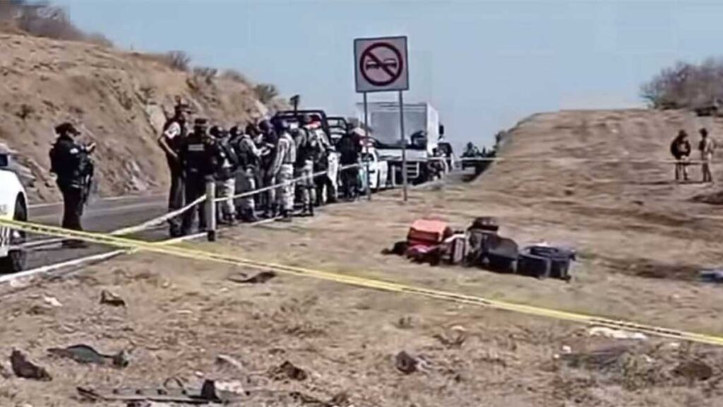 Autoridades atienden el accidente en la autopista Morelia-Salamanca.