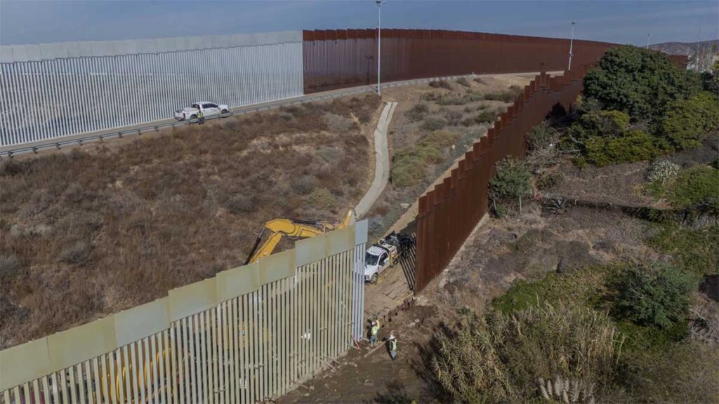 EE.UU. planea expandir el muro fronterizo que los separa de México.
