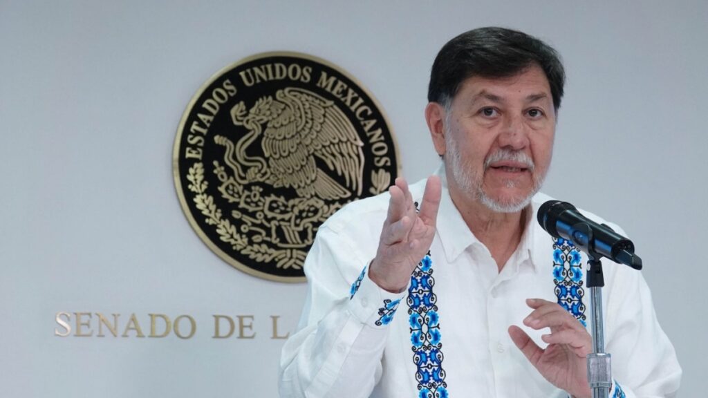 Noroña responde a las críticas por viaje en clase ejecutiva a Francia