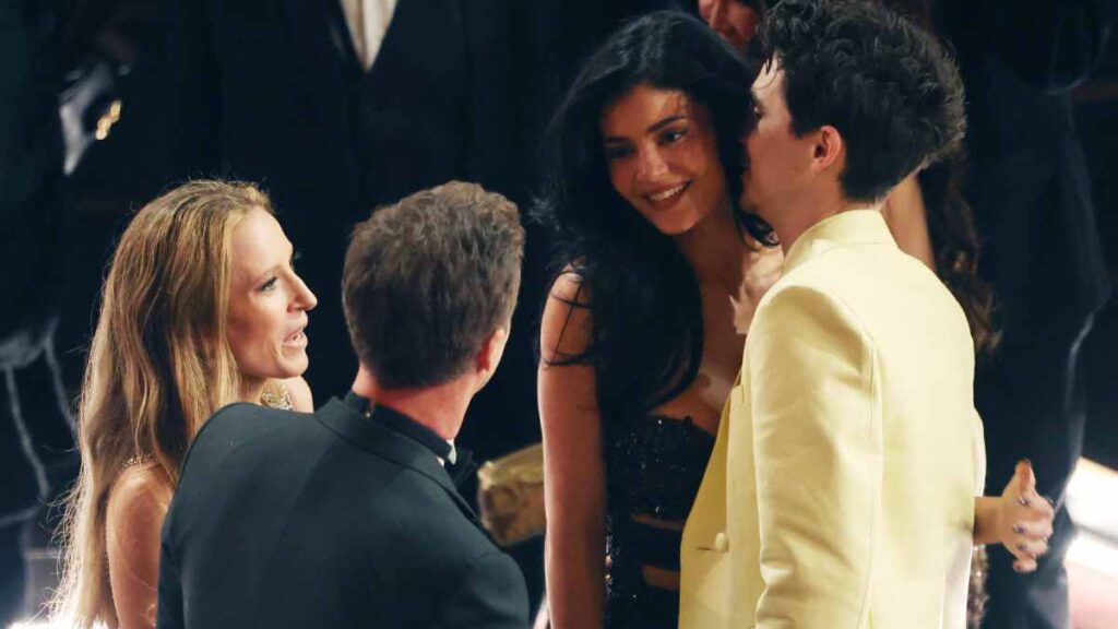 Timothée Chalamet y Kylie Jenner muestran su amor en los Oscar 2025