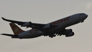 Pasajero intenta abrir puerta de avión en pleno vuelo... ¡y le amarran las manos!