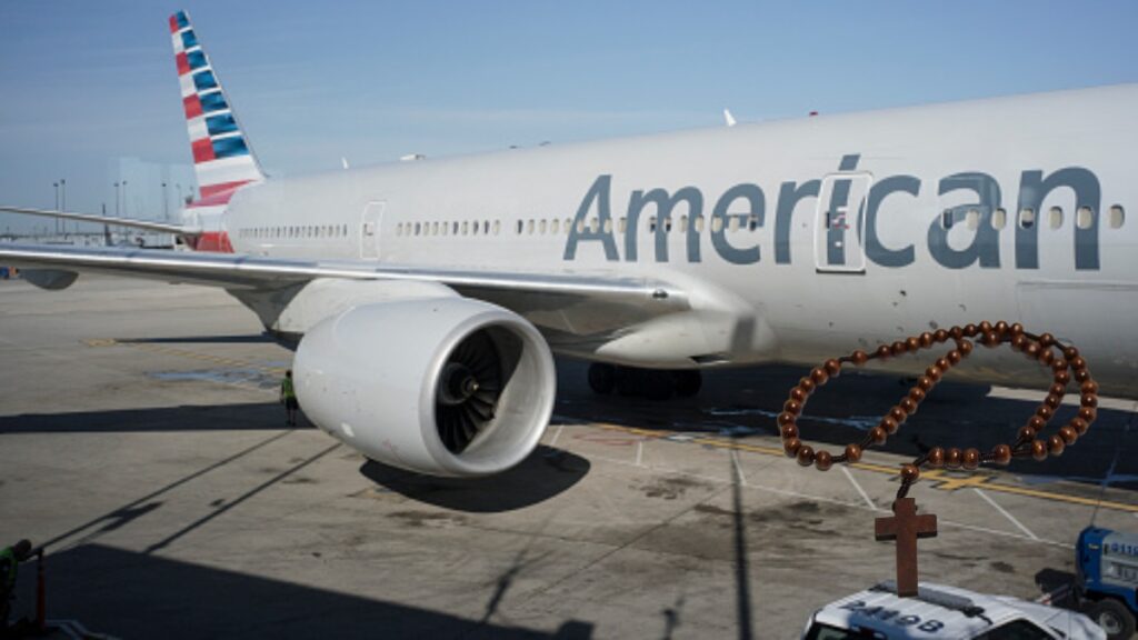Un vuelo regresó de emergencia luego de que un pasajero, supuestamente “poseído”, se tragara un rosario y agrediera a la tripulación.