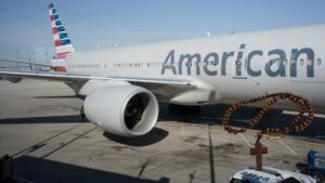 Pasajero “poseído” se traga rosario y agrede a tripulación en pleno vuelo