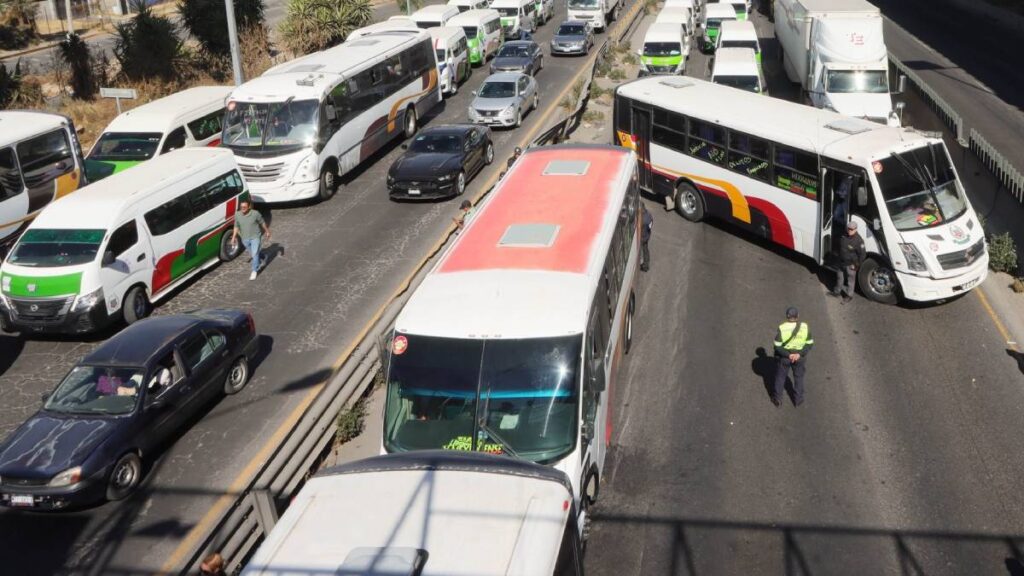 Personal del IMSS bloquea Periférico norte.