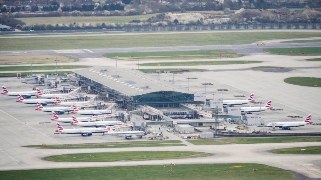 Tráfico aéreo global afectado por incendio en Heathrow: aerolíneas en crisis