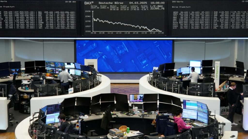 Peso y bolsas de valores resienten reactivación de aranceles de Trump