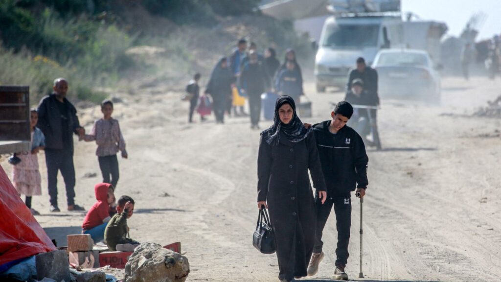 Población huyendo de Gaza tras bombardeos de Israel