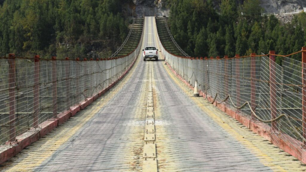 Puente colgante colapsa en Ecuador