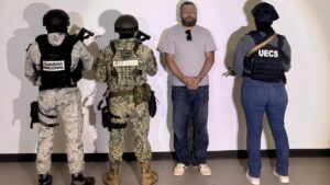 Capturan a presunto traficante de armas vinculado con ataque contra Harfuch; es entregado a EE.UU.