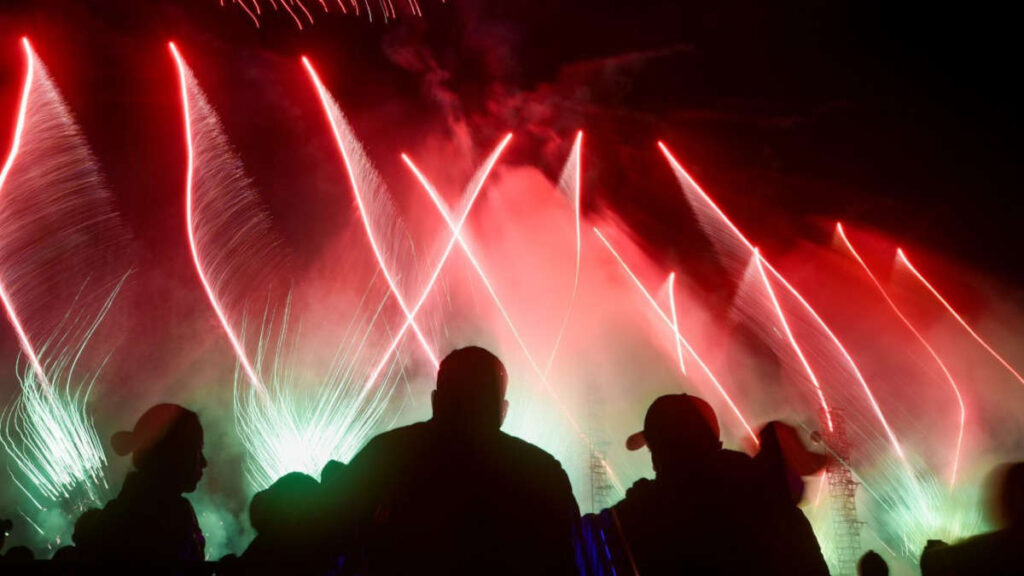 El rayo cayó en una feria de pirotecnia en Tultepec.