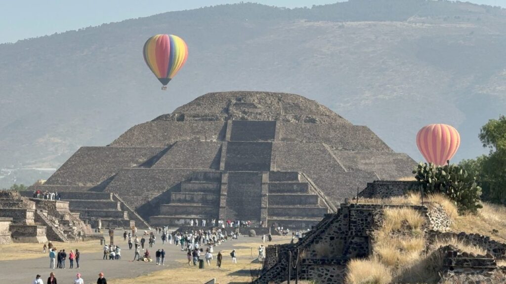 Turistas abarrotan Teotihuacán para cargarse de energía en el equinoccio de primavera 2025