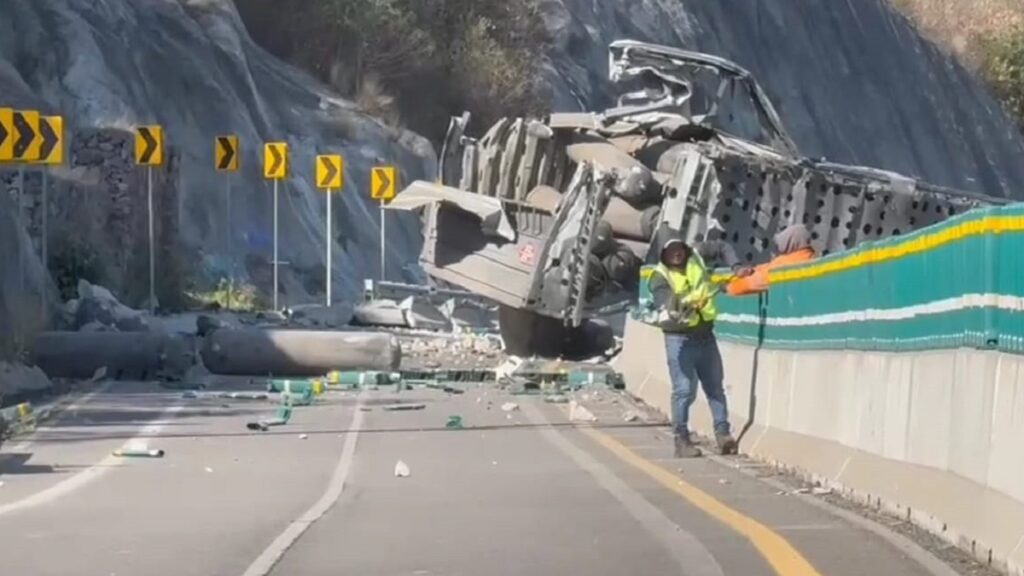vuelca-trailer-en-la-autopista-la-pera-cuautla-cierran-ambos-sentidos-de-la-carretera