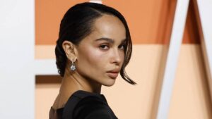 Yves Saint Laurent y Zoe Kravitz apuestan por escote de plomero en los Oscar 2025