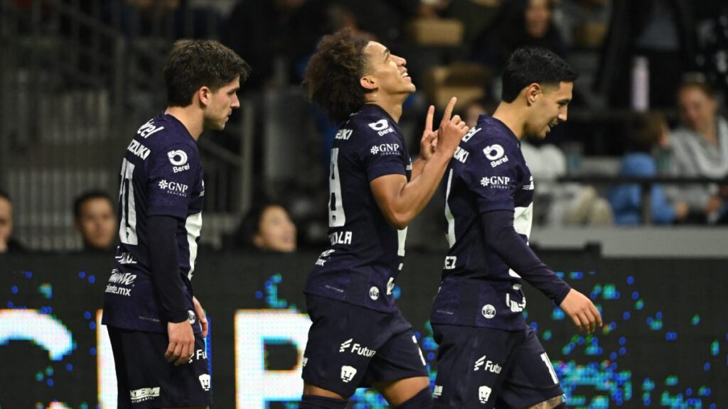 Adalberto Carrasquilla en festejo de gol