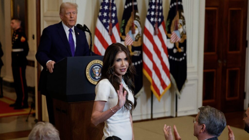 Donald Trump y Kristi Noem, secretaria de Seguridad de EE.UU.