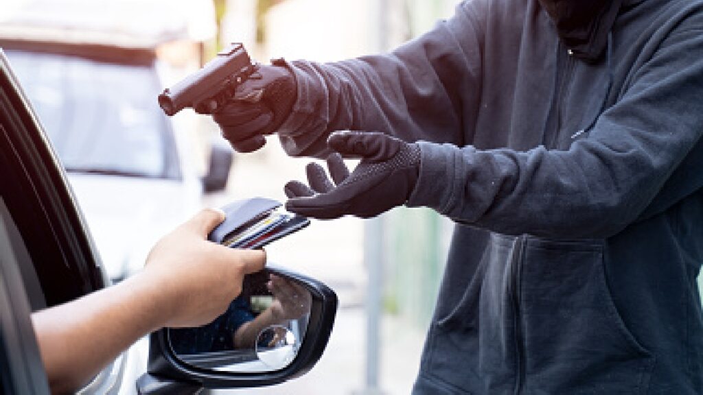 Intento de asalto a un automóvil de lujo en CDMX deja tres heridos