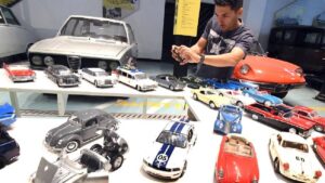 Autos clásicos en miniatura: una pasión que crece en Cuba