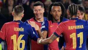 Barcelona golea al Dortmund con un histórico Raphinha