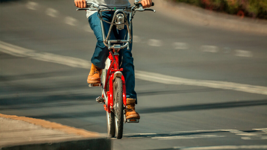 En menos de tres segundos, ciclista roba celular a hombre en Tijuana: video