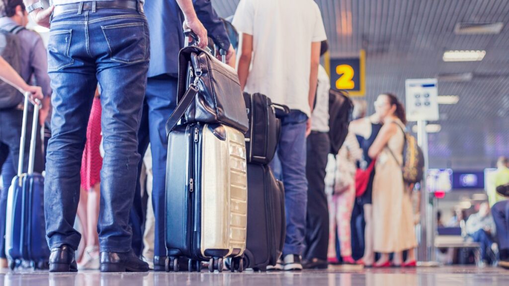 ¿Te cancelaron el vuelo? Esto es lo que puedes reclamar por ley en México