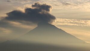 Captan tremenda explosión del volcán Popocatépetl; ¿en qué fase del Semáforo de Alerta se encuentra?