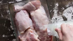 El truco con leche para que la carne no quede dura como un zapato al cocinarla a la plancha: así funciona