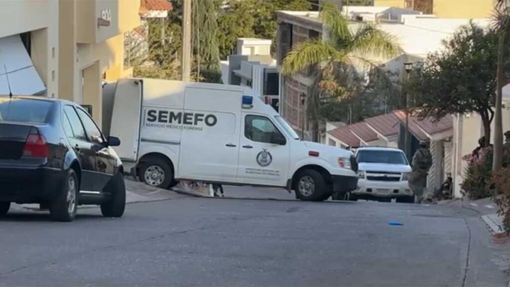 Autoridades investigan la zona del crimen.