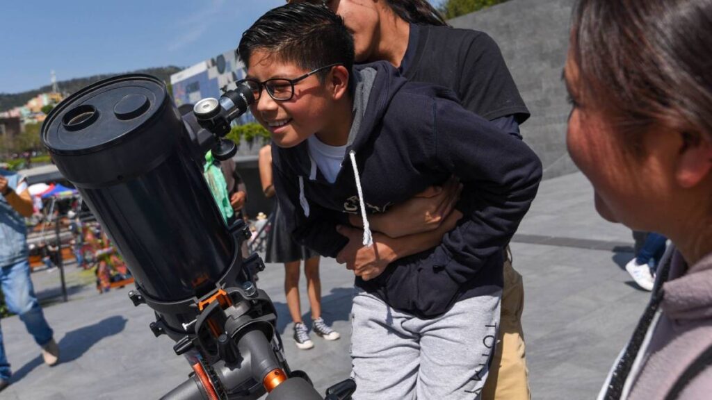 Teatro de dinosaurios y talleres de astronomía para niños en CDMX.