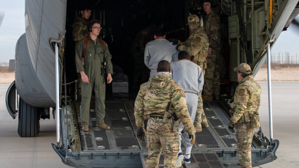 Corte Suprema ordena a Estados Unidos suspender deportaciones de venezolanos desde Texas